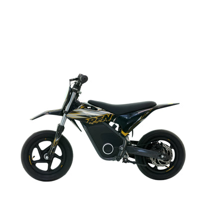 Minimoto eléctrica Apollo RFN Warrior SX-E250 supermotard negra con neumáticos 12/12 y motor de 250W, vista desde un lado.