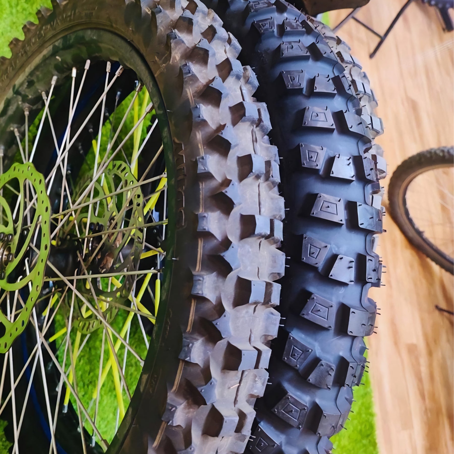 Neumático Bridgestone 90/100-19 para off-road y on-road, con banda de rodadura y perfil de neumático de motocicleta X-EMOTOS