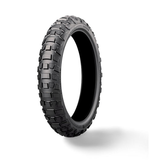 Neumático Bridgestone 90/100-19 para off-road y on-road, con dibujo de banda de rodadura y marca X-EMOTOS en entorno outdoor