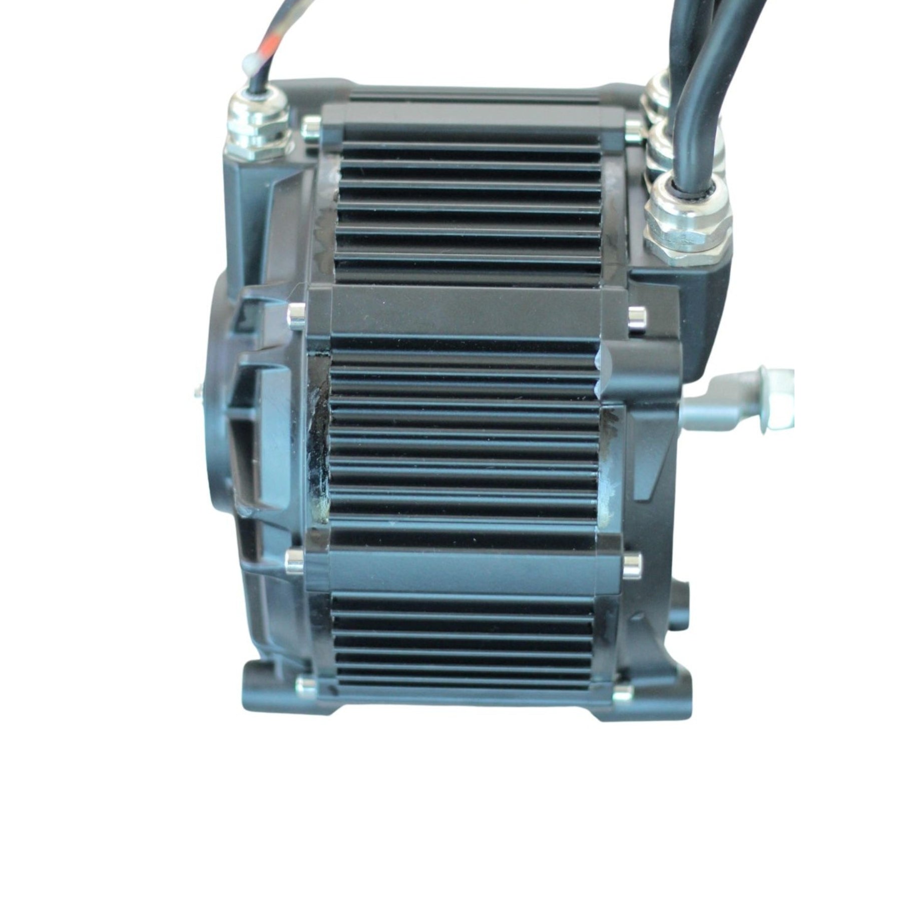 Motor Torp TM25 Light Bee de X-EMOTOS, vista del motor de 4 tiempos con componentes visibles y acabado en negro.