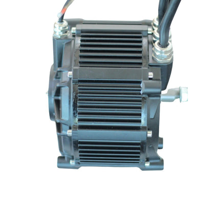 Motor Torp TM25 Light Bee de X-EMOTOS, vista del motor de 4 tiempos con componentes visibles y acabado en negro.